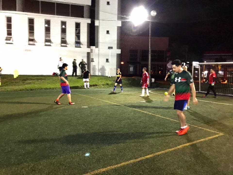 El partidito fue por la noche, muy cerca del hotel donde Los Tigres del Norte se hospedaron antes de su primer concierto en Pereira.