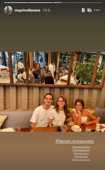 En el espejo se alcanza a ver que Villanueva no dejó pasar ningún instante del cumpleaños 18 de su hijo, pues ella fue la fotógrafa.