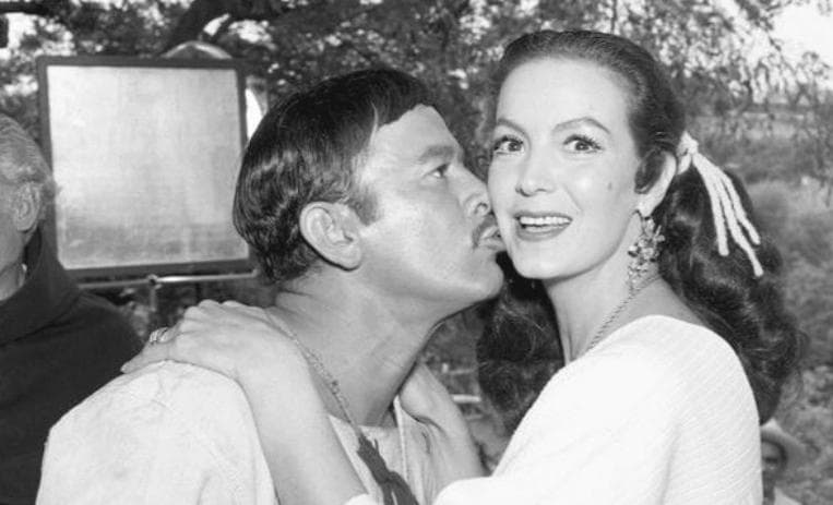 Pedro Infante aquí bromea con la soberbia diva María Félix durante el rodaje de 'Tizoc', uno de sus últimos filmes, por el que recibió de manera póstuma el Oso de Plata del Festival Internacional de Cine de Berlín.