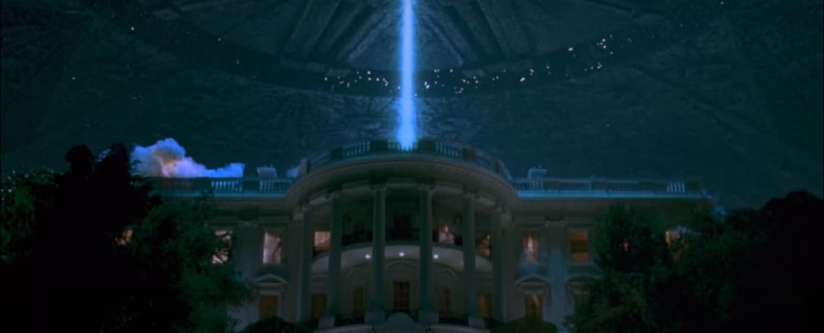 Evidentemente, el edificio original no sufrió daño alguno, sino que la producción decidió realizar una maqueta a escala con la cual hacer una de las tomas más recordadas de la ciencia ficción.