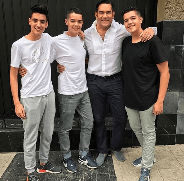 "Este es el verdadero Club de Toby. Orgulloso de mis hijos", escribió Santamarina en esta instantánea donde aparece con los tres jóvenes.