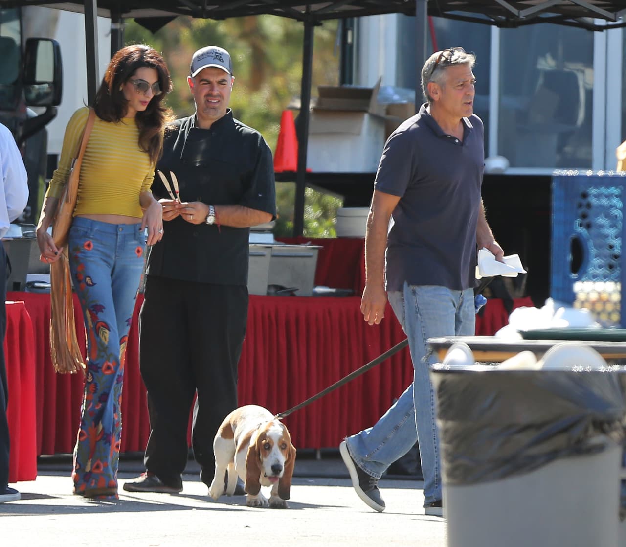 Además, unos jeans con arreglos florales de la marca Alice + Olivia.