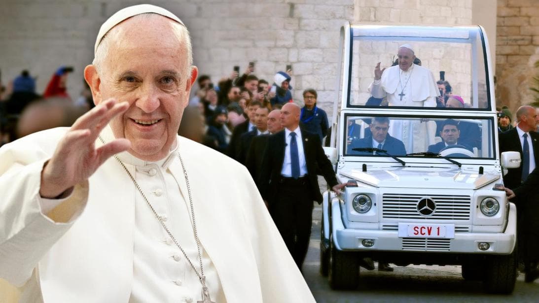 <h3 class="cms-H3-H3"><b>Papa Francisco</b></h3>
<br>
<br>El Papa Francisco frecuentemente hace apariciones públicas en la plaza de San Pedro a bordo de este papamóvil basado en la Mercedes-Benz G-Class, o Geländewagen, un vehículo que no es ni barato ni modesto y que heredó de su predecesor, el Papa Benedicto XVI.
<br>
<br>
<b>Relacionado: </b>
<a href="https://www.univision.com/carros/carros-y-famosos/papamovil-carros-camionetas-papa-francisco-fotos"><u>Papamóvil: un vistazo a los carros y camionetas del Papa Francisco</u></a>