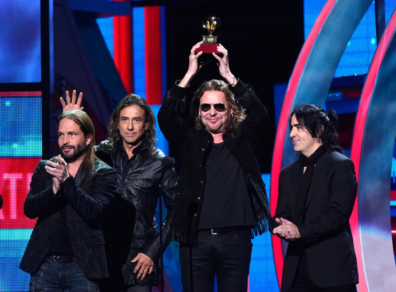 4. MENSAJE A LOS LATINOS. Maná se presentó sobre el escenario y además de alzar su premio también alzó la voz.