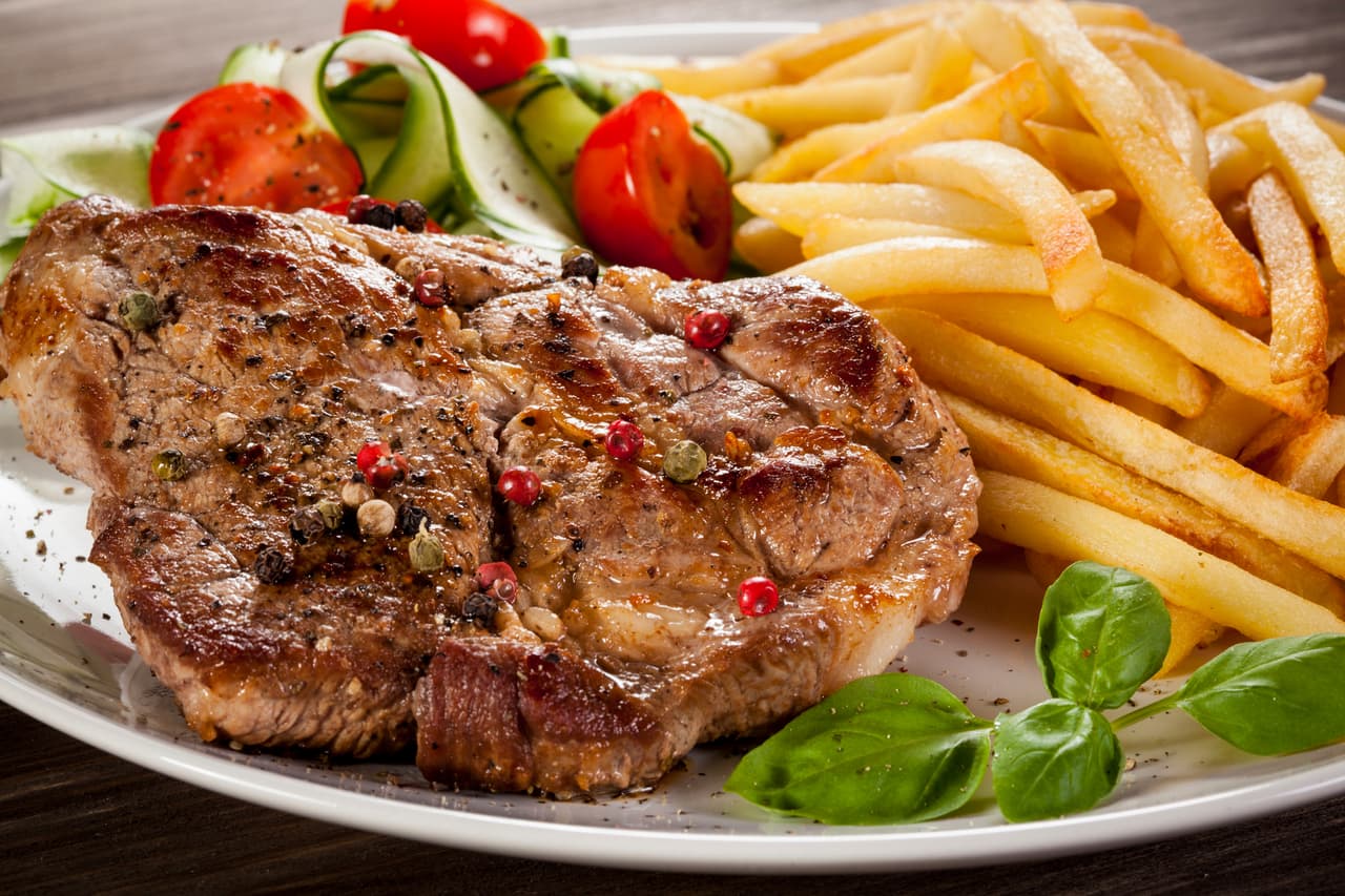 <b>Carne. </b>Quizá lleves una dieta vegana o vegetariana y en alguna ocasión se te ha antojado comer un poco de carne, lo cual indica que te falta hierro, zinc o vitamina B12.