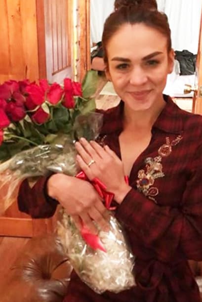 Fue el fin de semana pasado que Luz recibió su anillo acompañado por un ramo de rosas rojas.