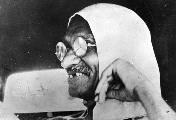 El 30 de enero de 1948
<b> fue asesinado por Nathuram Godse, un ultranacionalista de derecha,</b> quien estaba molesto por el llamado de Gandhi a la convivencia pacífica entre hindúes y musulmanes.