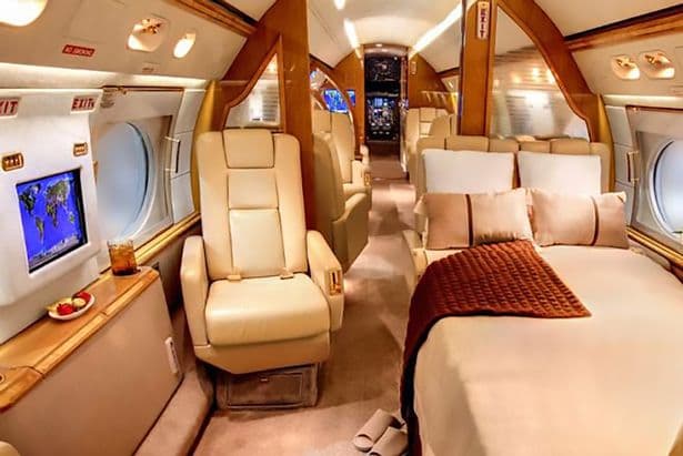 Leonel Messi viaja con estilo, pues este es el jet con el número 10 que adquirió hace poco. El avión incluye una cocina, dos baños y 16 asientos que pueden ser convertidos en camas.