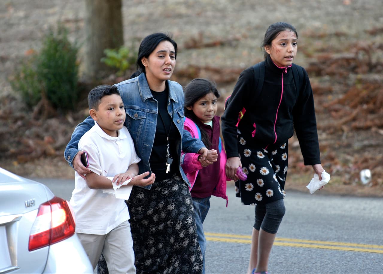 Al menos seis niños murieron y unos 23 resultaron heridos al accidentarse este lunes el autobús de una escuela primaria en Chattanooga, Tennessee. La información la confirmó el fiscal de distrito del condado de Hamilton, donde ocurrió el accidente. Cinco niños fueron hallados muertos en el bus y un sexto murió mientras era atendido en el hospital.