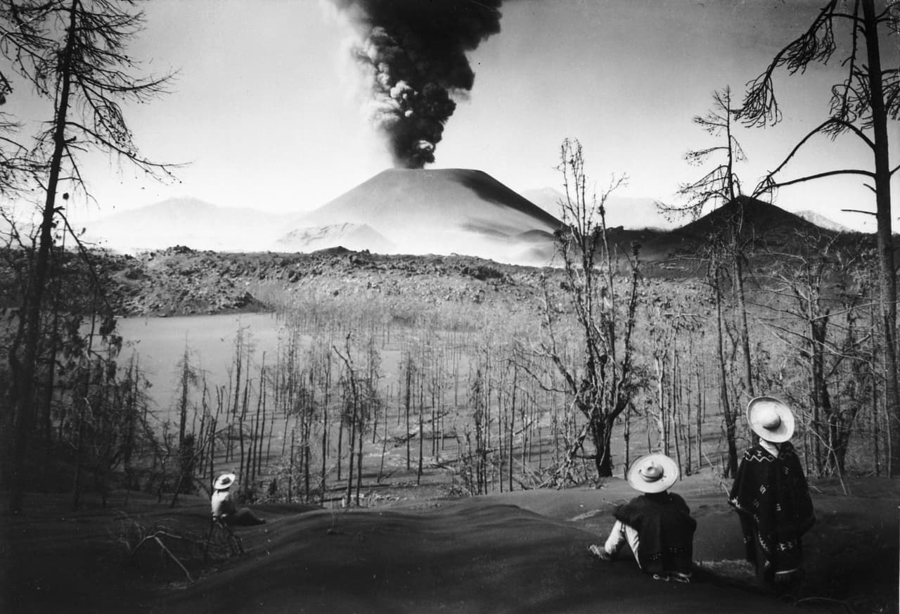 <b>1950. </b>Campesinos de la zona mirando el espectáculo de la erupción que en ese momento llevaba siete años consecutivos.