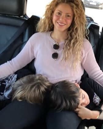 Shakira también le contó a Alan Tacher sobre su etapa de mamá: "Intentó darle a mis hijos la mayor normalidad posible dentro de lo poco naturales que son nuestras vidas. No es fácil criar hijos cuando eres un personaje público, es uno de los retos más importantes que tenemos".