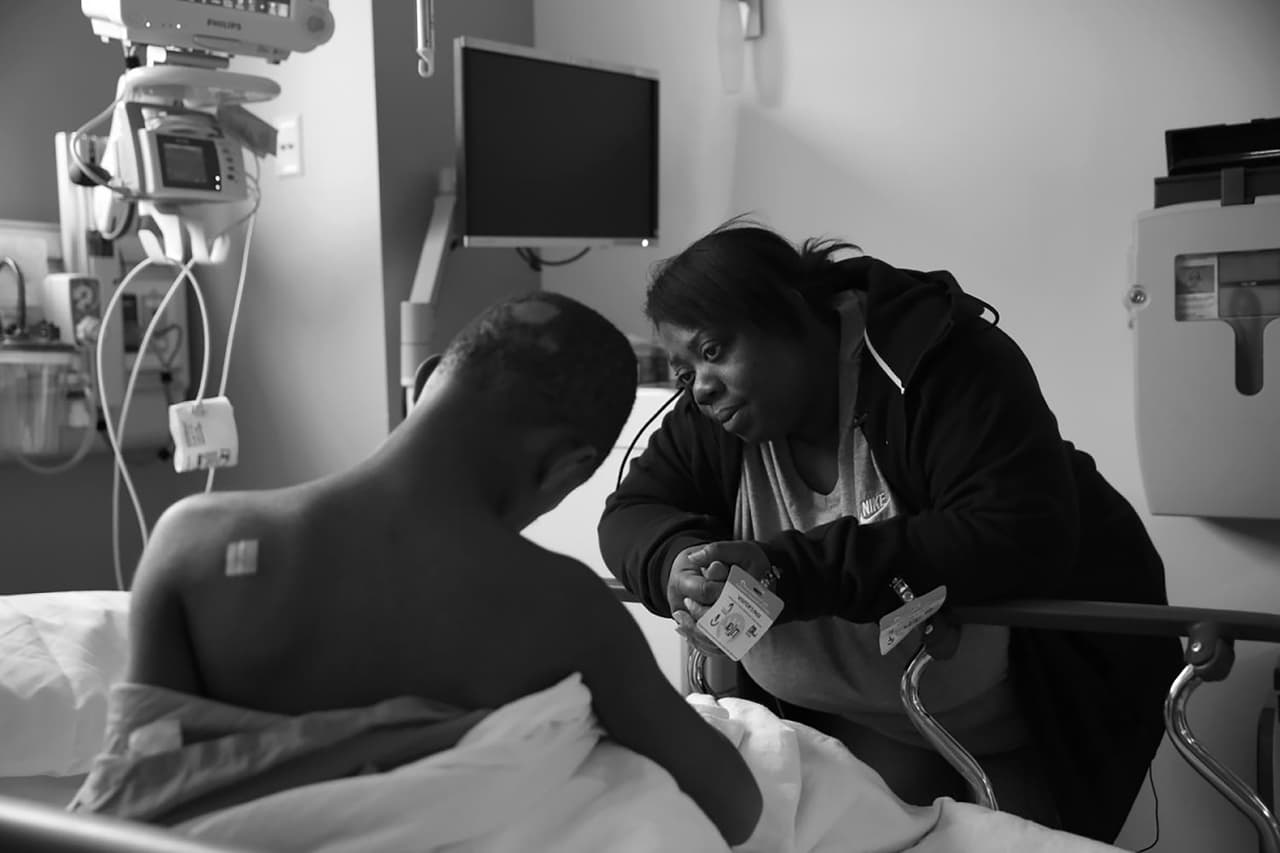 <b>El niño sobreviviente de un tiroteo en Chicago. </b> Su madre, Melanie Washington lo acompañó en todo momento.