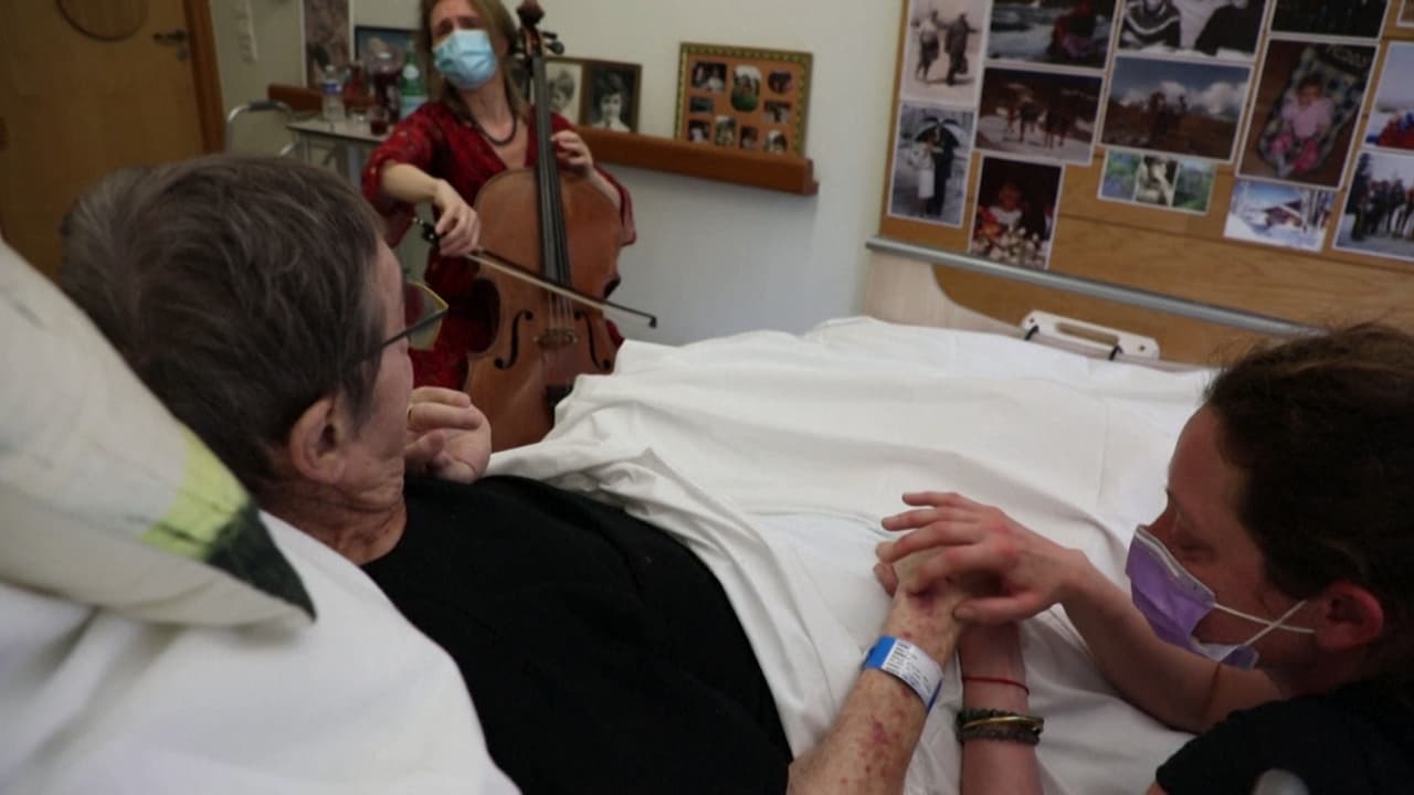 <b>En video. <b>“La música alivia el dolor”: Una violonchelista toca para pacientes terminales en un hogar de anciano</b></b>
<br>
<br>Claire Oppert va todos los viernes a una residencia de ancianos en Paris y toca su violonchelo. Cuando se va los pacientes sienten calma, felicidad e incluso un poco de alivio a los dolores que les dejan sus enfermedades.