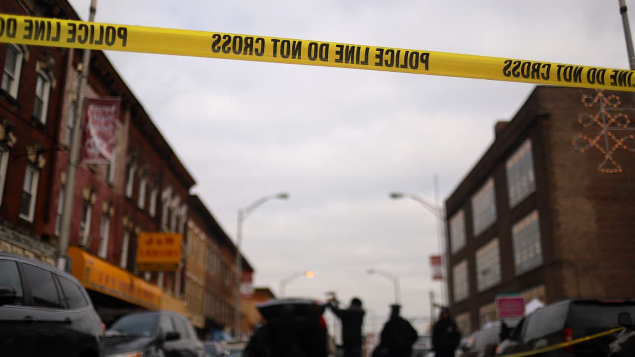 Mujer muere y bebé resulta herida después de ser atropelladas por vehículo en Queens 