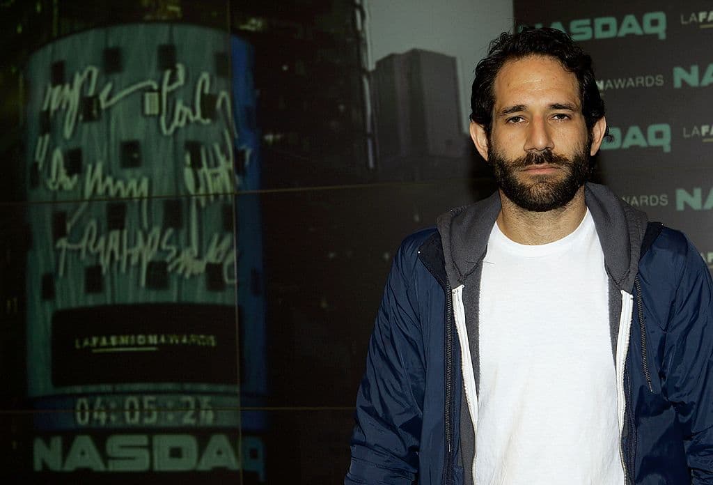 <b>Dov Charney fue el fundador de 'American Apparel'</b>, que llegó a ser uno de los más grandes fabricantes de ropa de EEUU. En 2014, Charney fue expulsado de su propia empresa por la junta directiva, alegando su mal empleo de fondos y la violación de las políticas que prohíben el acoso y las represalias contra sus empleados. 
<br>
<br>Según señaló la compañía entonces, tenían evidencia de que Charney mantuvo relaciones sexuales con empleadas y modelos y al menos uno de esos encuentros tuvo lugar en su oficina. También lo acusaron de usar insultos étnicos contra trabajadores y de mantener videos suyos en un servidor de la empresa, teniendo relaciones sexuales con empleadas. 
<br>
<br>Charney ha dicho que las acusaciones en su contra son falsas. Tras su despido fundó 'Los Angeles Apparel', que varios críticos aseguran que se trata de una línea de ropa exactamente igual pero con diferente nombre.