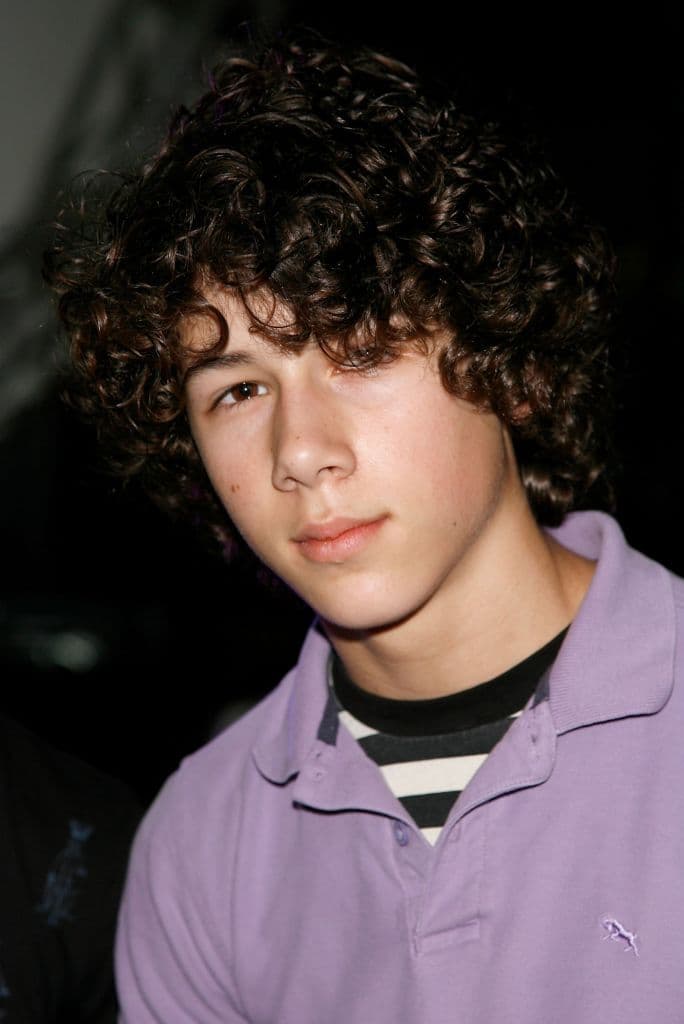 El integrante más joven de la agrupación dio sus primeros pasos en Broadway a sus 7 años. Nick fue parte del elenco de obras como 'Los Miserables', 'La Bella y la Bestia' y 'Annie Get Your Gun'.