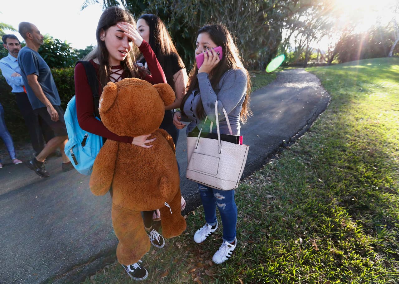 Alumnos de la secundaria Marjory Stoneman Douglas luego de evacuar el lugar del suceso.