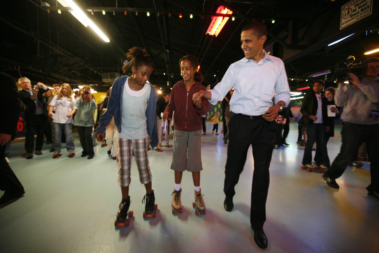 A los Obama les gusta hacer deporte y han transmitido esa afición a las niñas, que aquí patinan de la mano de su padre durante una visita a Indiana en mayo de 2008.