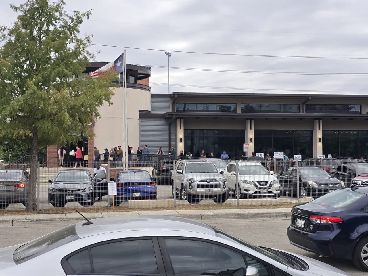 Una fila de unas 50 yardas se formó en la sede de las elecciones de San Antonio para que los texanos puedan emitir su voto en estas elecciones de 2024.