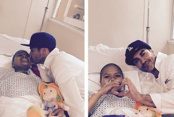 David Zepeda también tiene besitos especiales para sus fans que lo adoran, como esta pequeñita.