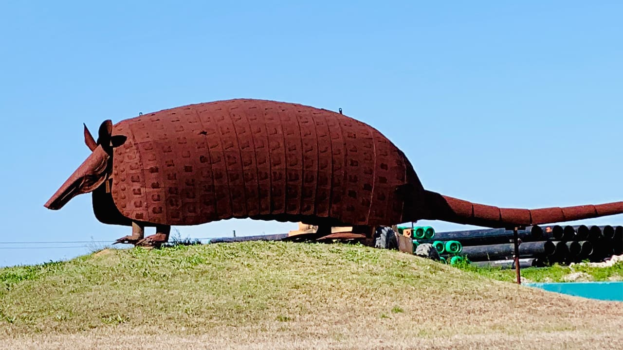 Lee ha diseñado y creado esculturas utilizando chatarra y sus creativas habilidades con la soldadura.