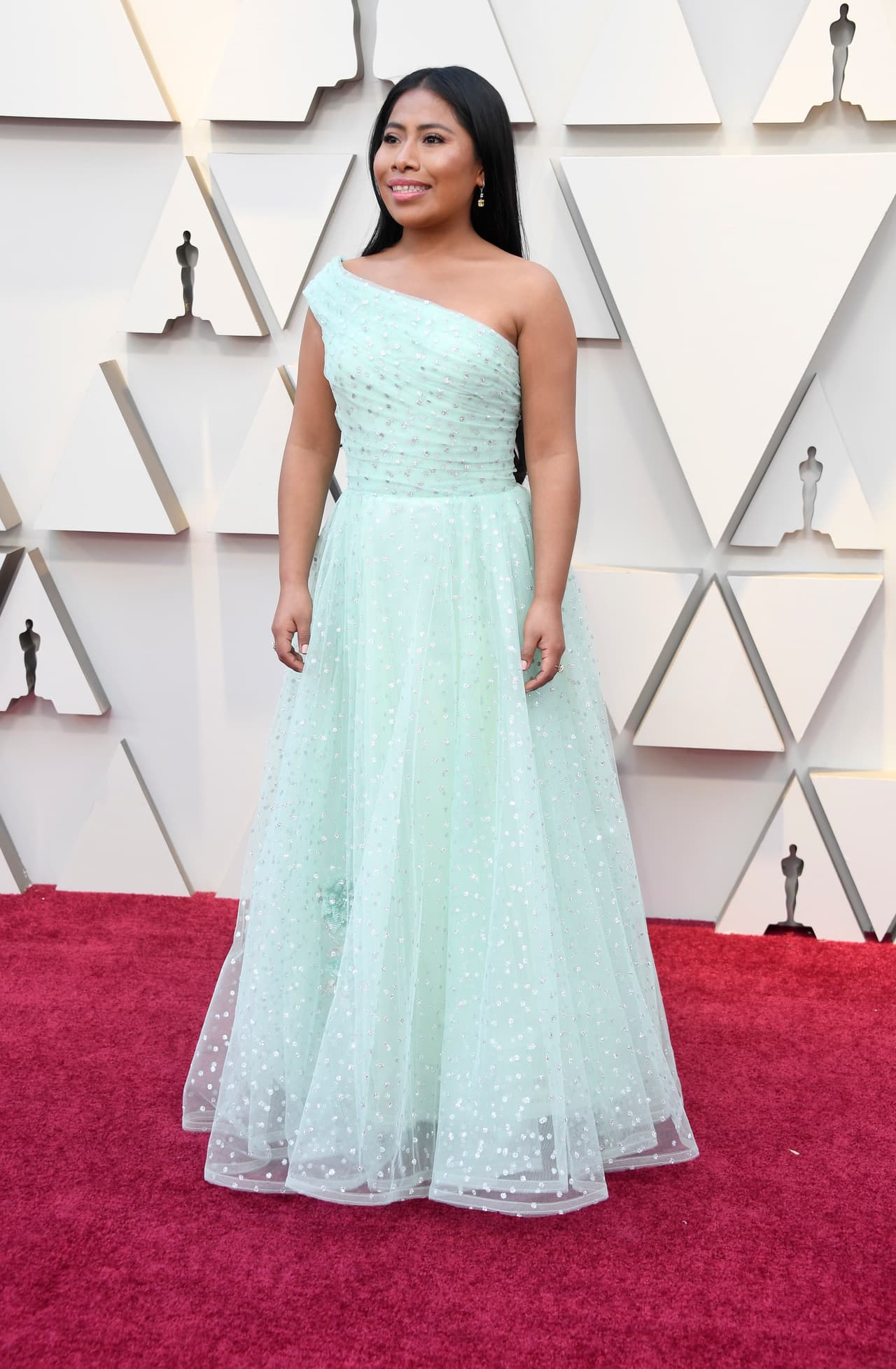 El vestido de Yalitza estaba drapeado en el torso y ajustado en la cintura.