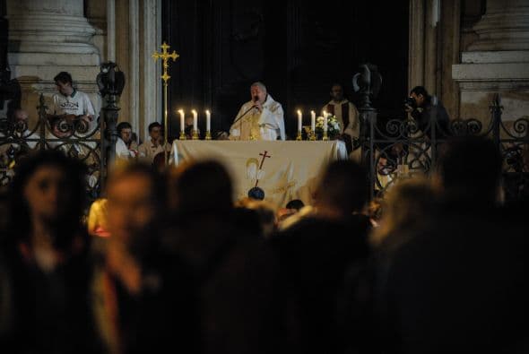 Los feligreses de múltiples nacionalidades pudieron prepararse para la celebración prevista para las 10:00 horas locales.