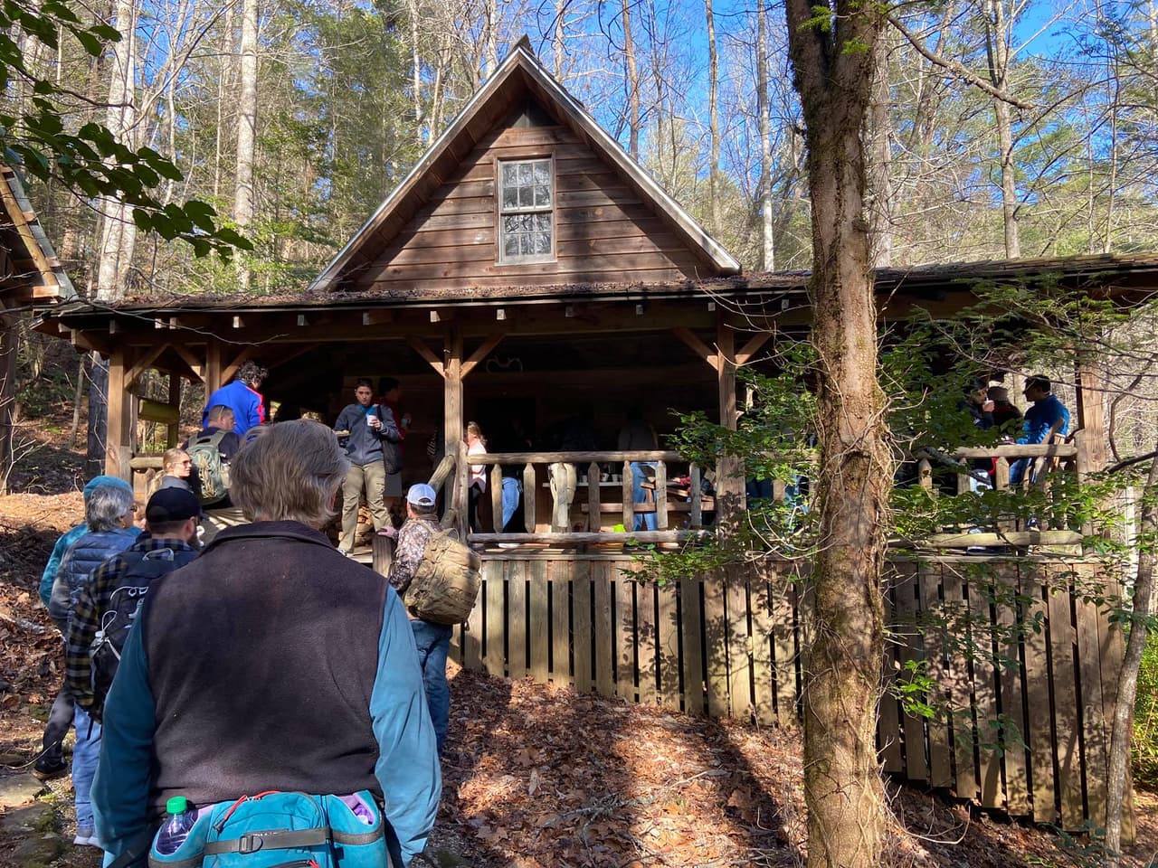 <b><a href="https://gastateparks.org/SmithgallWoods  " target="_blank">Mountain Cabins at Smithgall Woods State Park (Helen)</a>: </b>Disfruta de un elegante refugio de montaña en el Parque Estatal Smithgall Woods, cerca de Helen. El parque cuenta con seis cabañas privadas, algunas con jacuzzis y otras sentadas justo encima del Dukes Creek. Disfruta de caminatas y pesca con mosca justo afuera de la puerta de su cabaña.