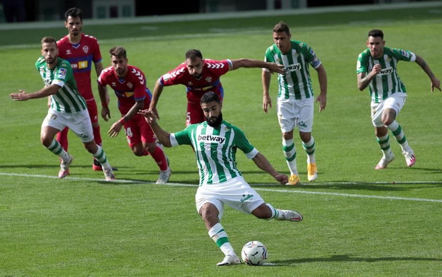 Real Betis se queda con la victoria ante el Elche. Antonio Sanabria abrió el marcador al minuto siete, seguido de su compañero Cristian Tello, quien hace doblete para poner 3-0 a su equipo. Es hasta el minuto 60 que José Antonio Ferrández pone el único tanto para el Elche en la octava jornada de LaLiga.