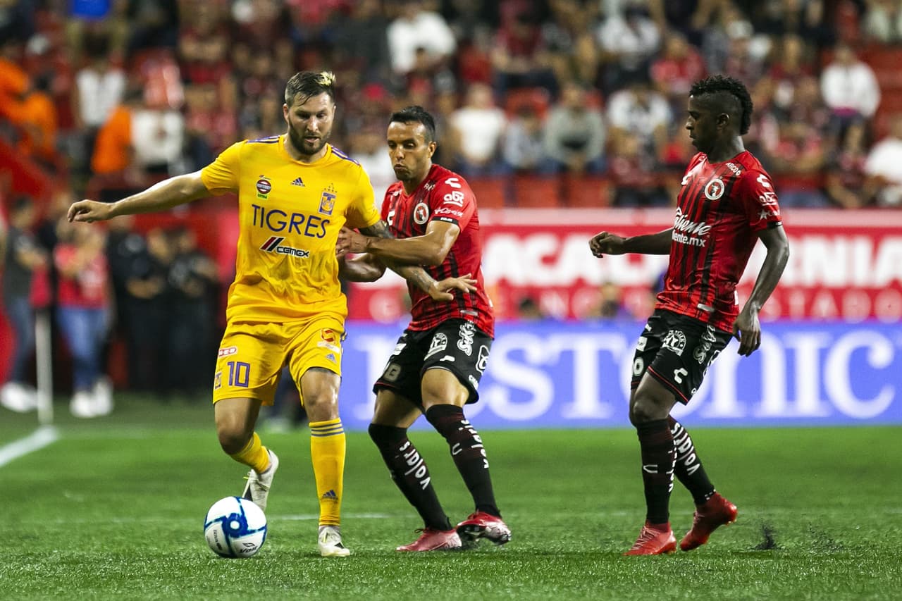 Gignac sufre la doble marca que lo impide avanzar hacia la portería de Xolos.