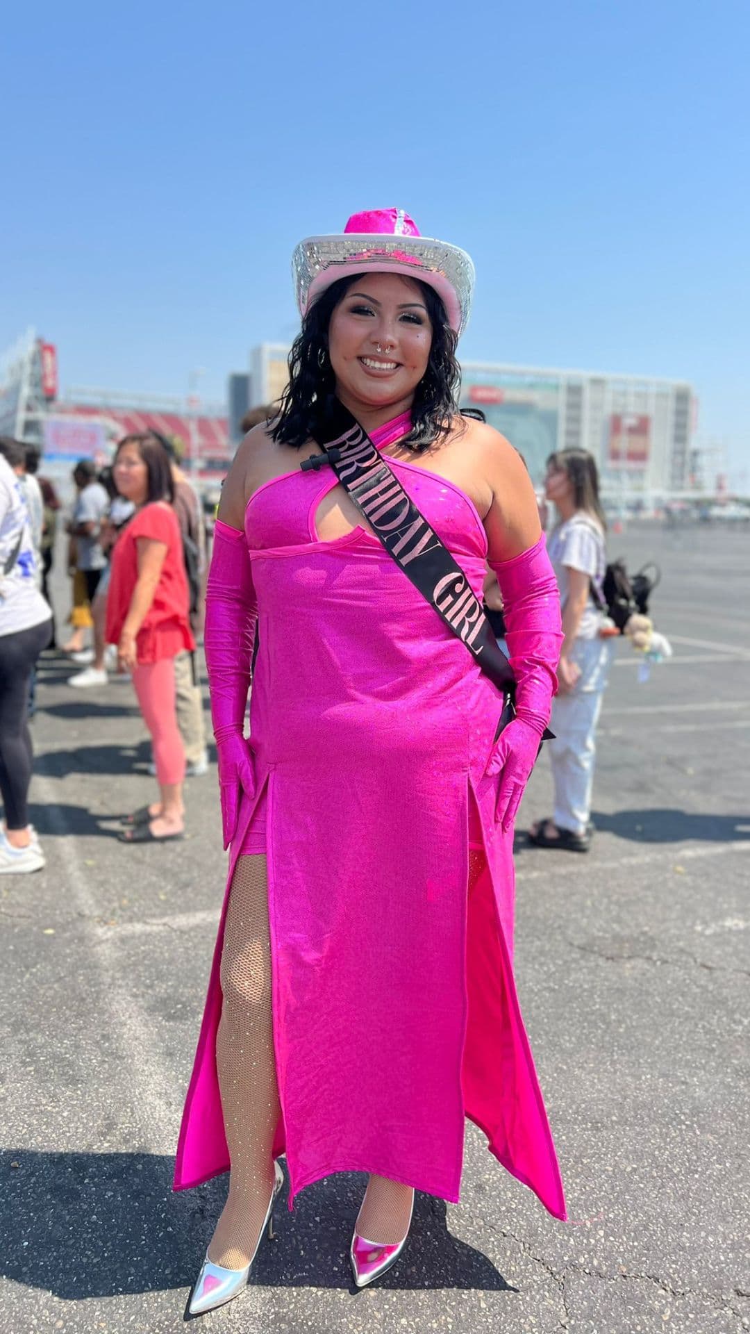 Los fans de Beyoncé se dijeron muy emocionados y lucieron atuendos brillantes. Algunos dijeron que llegaron a las 5 am para encontrar lugar cercano a la tarima donde estará la artista.
<br>