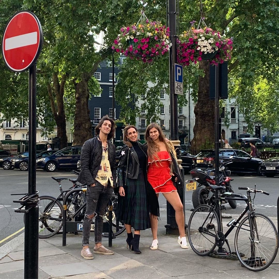 Lina y Lorenzo gozaron junto a su madre del verano londinense.