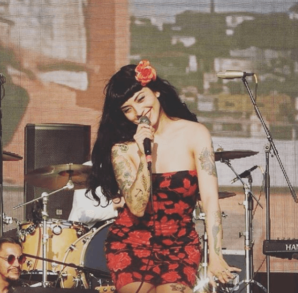 Además de su maquillaje y las flores que usa, sus tatuajes también son un emblema de esta cantante originaria de Chile.
