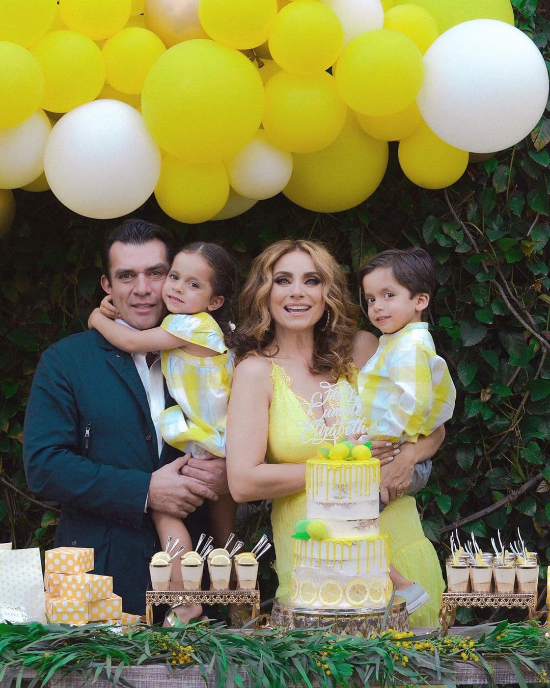 Después, él contrajo nupcias con 
<b><a href="https://www.univision.com/famosos/elizabeth-alvarez-y-jorge-salinas-se-llevaron-a-sus-mellizos-a-esquiar-en-nieve-fotos" target="_blank">Elizabeth Álvarez</a></b>, y fruto de esta relación nacieron
<b> <a href="https://www.univision.com/famosos/los-hijos-de-jorge-salinas-y-elizabeth-alvarez-solo-pueden-pedir-1-regalo-y-leon-queria-4-fotos" target="_blank">los mellizos León y Máxima. </a></b>
<br>