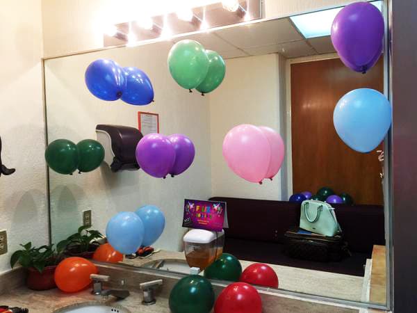 Leticia Calderón se llenó de felicitaciones y bendiciones en su cumpleaños número 47, pues la producción de la telenovela "A Que No Me Dejas" le dio una gran sorpresa. ¡Así encontró su camerino!