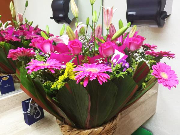 Camila Sodi y Osvaldo Benavides le enviaron este hermoso arregló. La actriz les agradeció a través de Twitter: "¡Me sorprendieron en mi camerino con estas flores! Gracias Camila y Osvaldo".