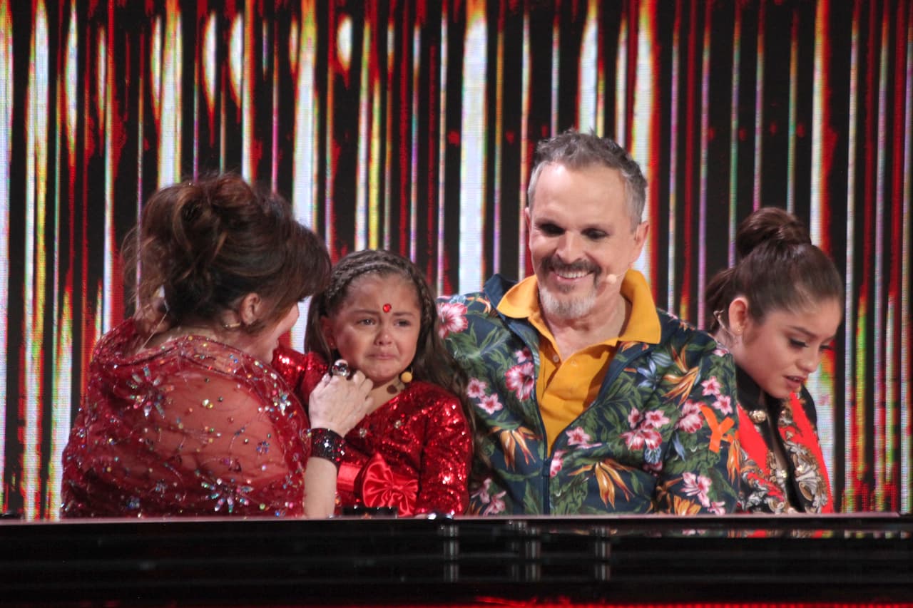 De la emoción, la niña no pudo contener el llanto. En el corte comercial, ambas charlaron con los medios de comunicación, fue entonces que Rafaela le explicó a su abuela por qué le cantó 'Porque yo te quiero': "Porque te amo". Verónica la interrumpió: “Y yo te amo y tú lo sabes”.