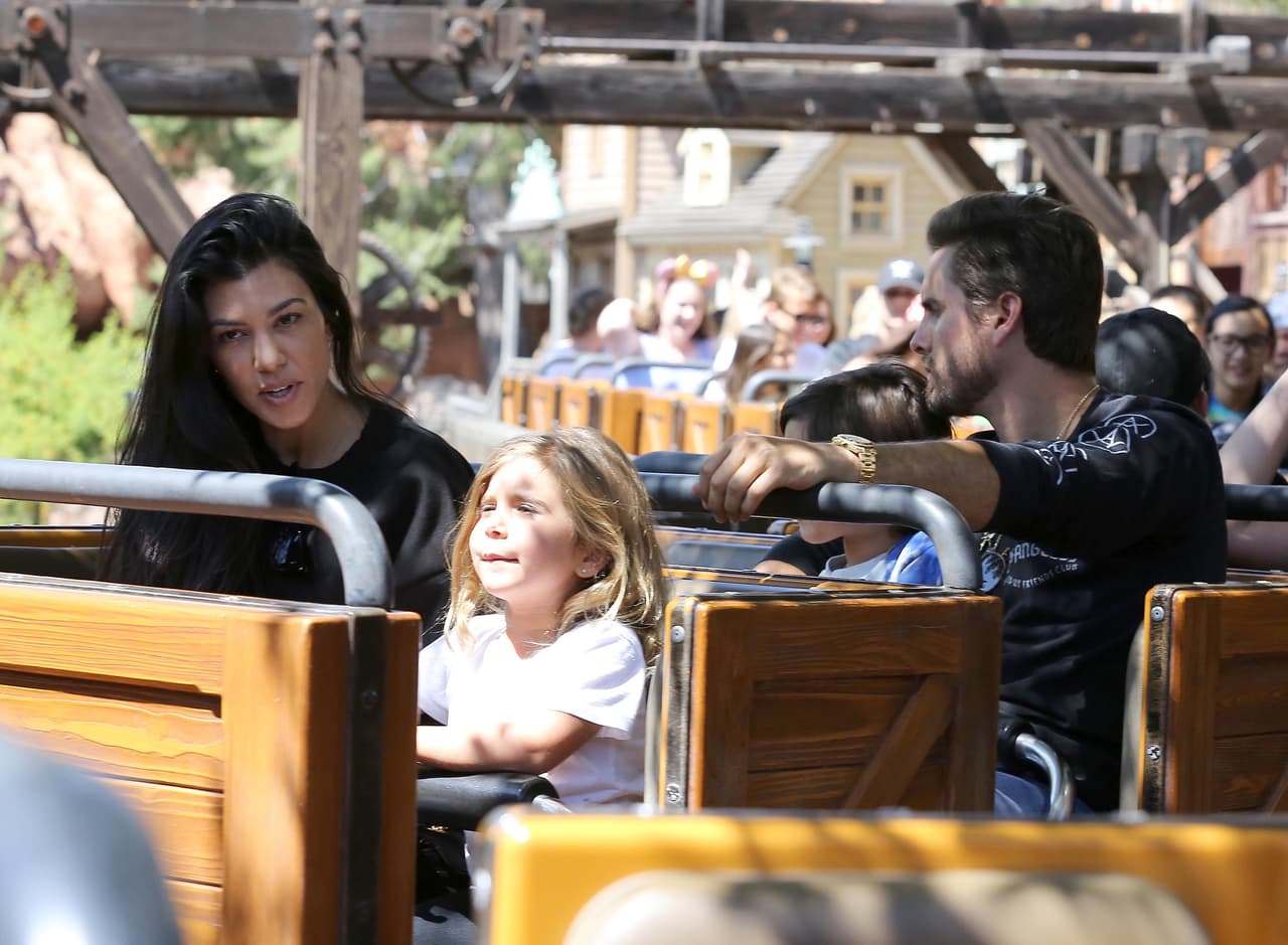Kourtney, Scott y los chicos disfrutaron de juegos clásicos como 'It's A Small World', 'Thunder Mountain', 'Dumbo' y 'Mr Toad's Wild Adventure'.