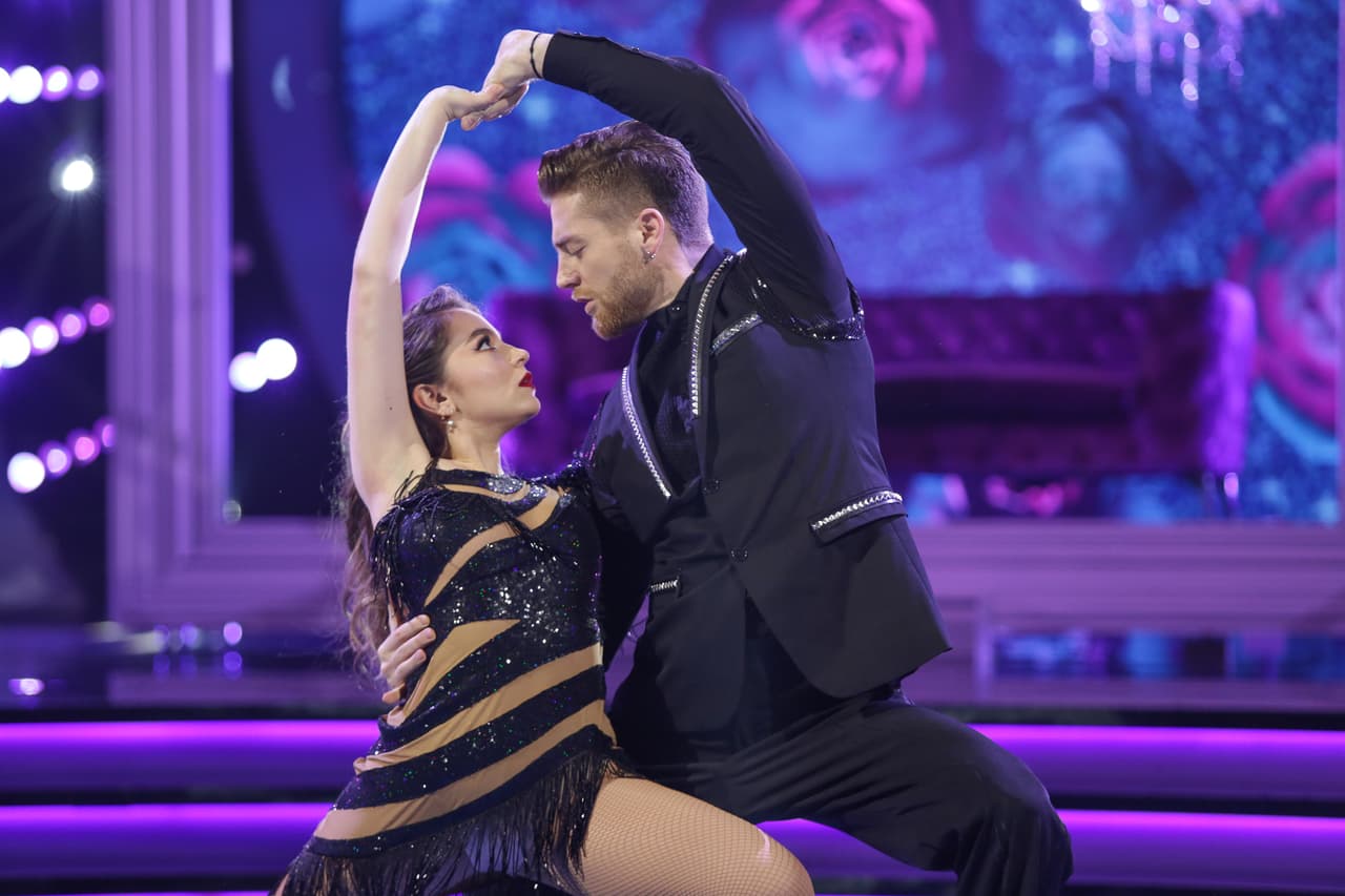 "Les juro que mis papás me dijeron
<b><a href="https://www.univision.com/shows/hoy/niurka-marcos-proclama-que-ella-fue-la-mejor-aventurera-y-no-edith-gonzalez-im-sorry-for-everybody-video" target="_blank">'vas para Aventurera'</a></b>. Me encanta", dijo acerca de lo que sus famosos padres le comentaron después de verla en su participación de MQB All Stars.
<br>