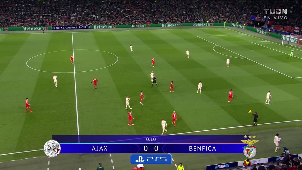 Arranca el partido y la pelota está en juego.