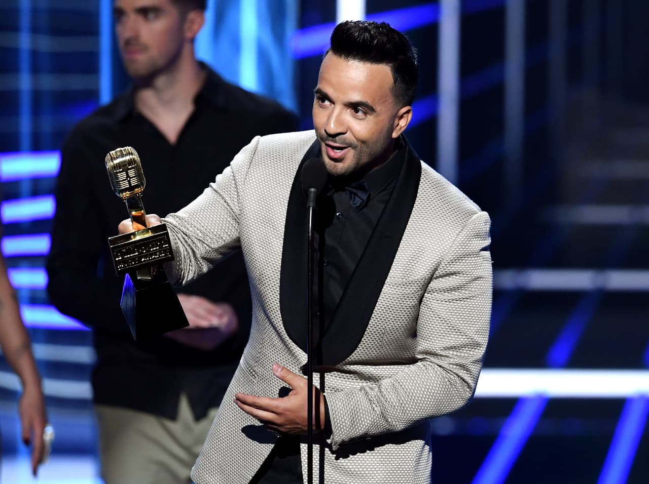 Se augura un año sumamente exitoso en el plano profesional en que su talento indiscutible se evidenciará y afianzará aún más su posición dentro del mundo artístico. Hacia la época de los eclipses de julio una situación inesperada le forzará a realizar un viaje súbito a Puerto Rico, pero felizmente lo que parecía un gran problema será solamente una pequeña tormenta de verano y tan pronto como comience terminará sin dejar mayores consecuencias.