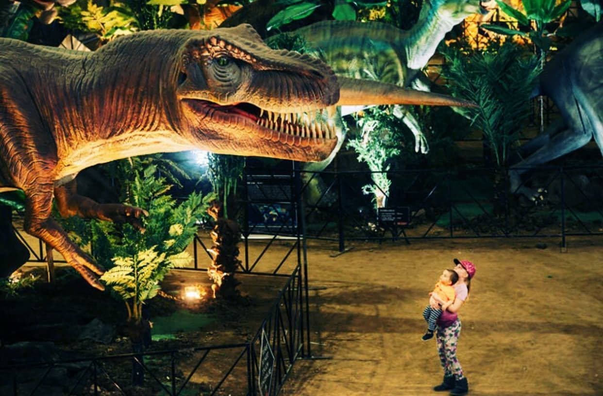 <b><a href="https://www.jurassicquest.com/events/philadelphia-pa" target="_blank">Jurassic Quest at the Pennsylvania Convention Center (15 al 23 de enero)</a></b>: Más de 100 dinosaurios animatrónicos realistas llaman hogar al Centro de Convenciones de Pensilvania durante nueve días cuando Jurassic Quest llega a la ciudad con exhibiciones dedicadas a los períodos Cretácico, Jurásico y Triásico. Los visitantes pueden ver los tipos de criaturas que deambulaban por la tierra y el mar en escenas realistas, así como ver atracciones con temática de dinosaurios, espectáculos de dinosaurios "en vivo", actividades interactivas de ciencia y arte, un área de juegos suaves "Triceratots", casas de rebote y atracciones inflables, oportunidades para tomar fotografías y más.