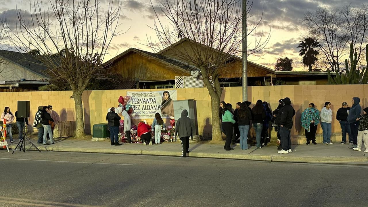 Familiares, amigos, compañeros de escuela y gente de la comunidad hispana de Parlier se dieron cita en el lugar.