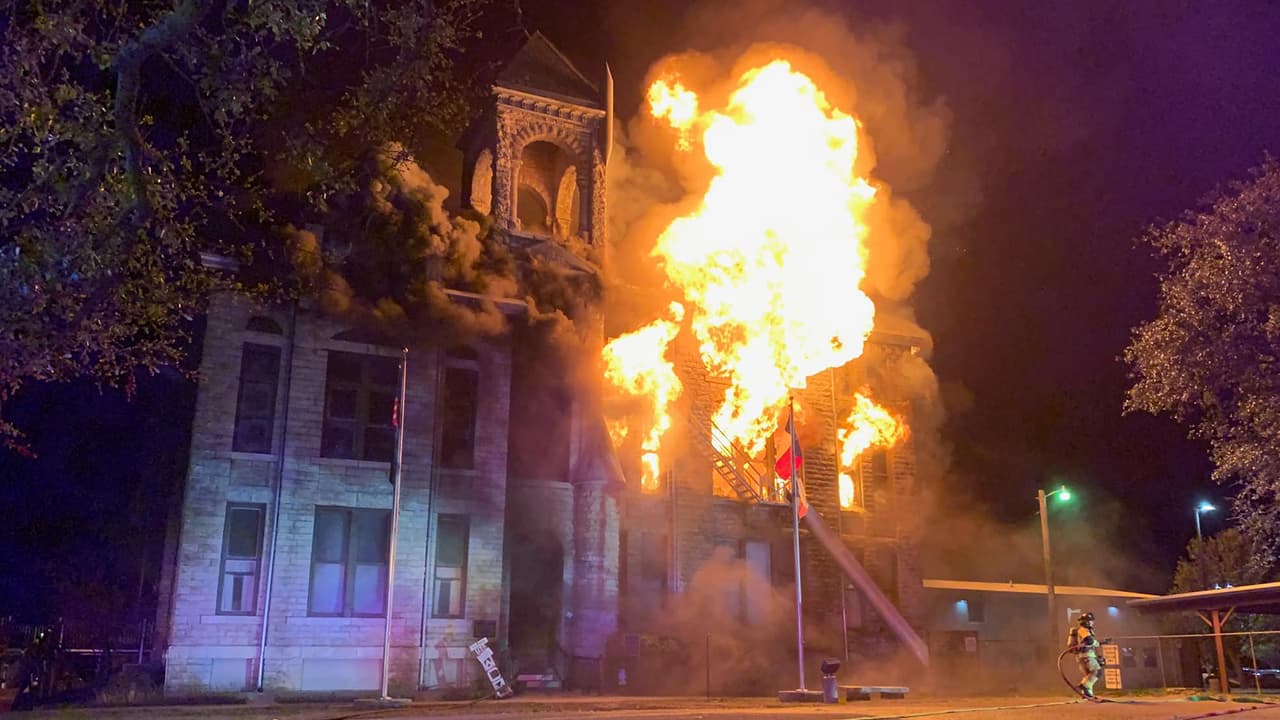 Incendio destruye edificio histórico de 130 años en el condado Wise, en Texas