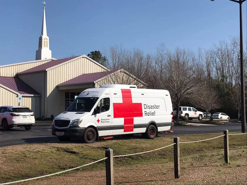 La 
<a href="https://www.univision.com/local/north-carolina-wuvc/la-cruz-roja-de-raleigh-moviliza-donaciones-en-respuesta-a-isaias-fotos">Cruz Roja Americana</a> de Carolina del Norte habilitó un refugio para atender a las familias desplazadas por el tornado en la iglesia Beach of Assembly of God en el 20 Bliss Rd NW, Ocean Isle Beach.