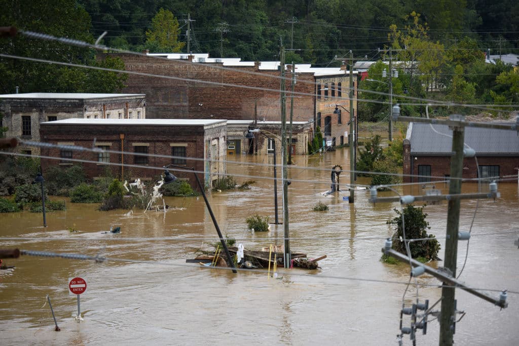 Las fuertes lluvias del huracán Helene provocaron inundaciones y daños récord el 28 de septiembre de 2024 en Asheville, Carolina del Norte.