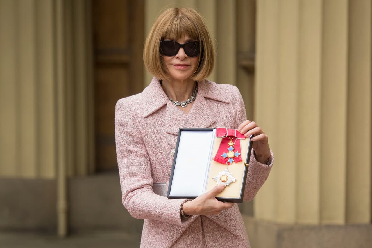 En mayo de 2017, Wintour recibió el título de Dama Comandante de la Orden del Imperio Británico,
<b> </b>de manos de la reina Isabel II.