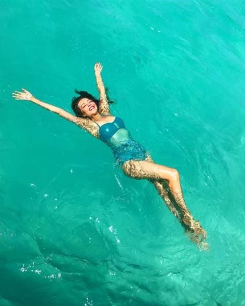 Un buen chapuzón en el mar y una rica asoleada no le hacen mal a nadie, y menos si se trata de Thalía quien a sus más de 40 años luce espectacular.