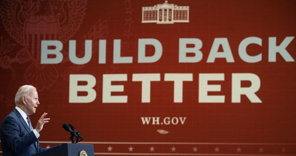 Ni permisos remunerados, ni estudios gratis: esto es lo que quedó en el reducido nuevo plan de gasto social de Biden