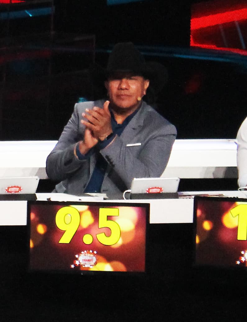 Lupe Esparza, el juez de Pequeños Gigantes, cumplió su promesa de llevar al cantante del escuadrón ganador a compartir el escenario con ellos en el Auditorio Nscional.